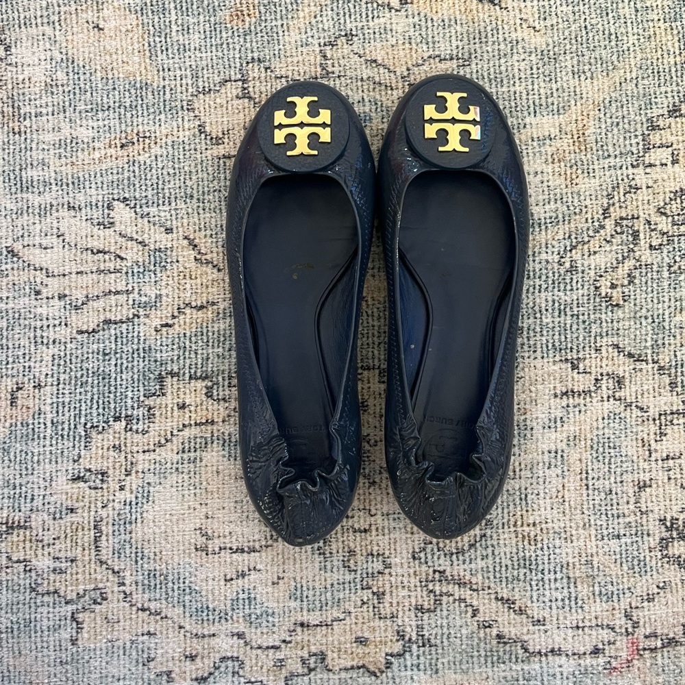 Tory Burch flats
Navy blue shiny leather
Size 9.5